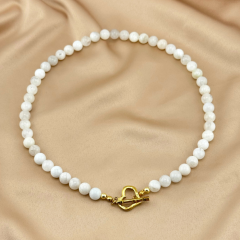 Naszyjnik damski z kamienia księżycowego z zapięciem toggle w kształcie serca