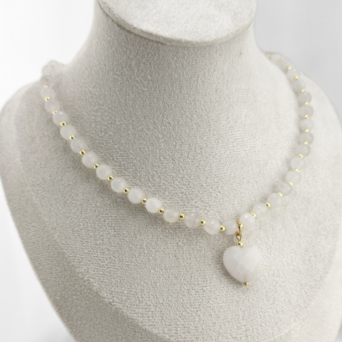 Choker z zawieszką serduszko z białego kamienia naturalnego