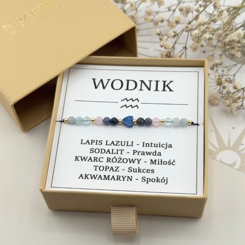 bransoletka zodiakalna dla wodnika na sznurku z serduszkiem z lapis lazuli w pudełku