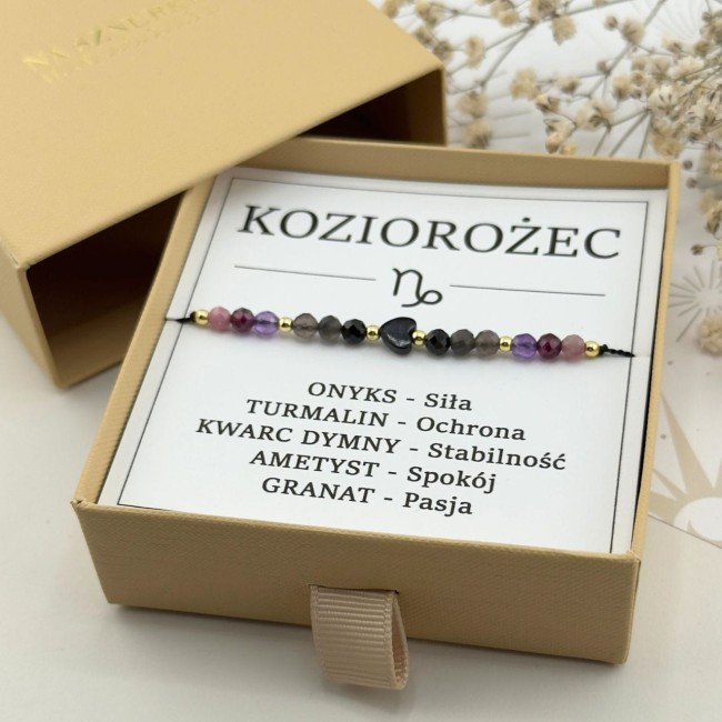 bransoletka zodiakalna dla koziorożca na sznurku z serduszkiem z onyksu w pudełku