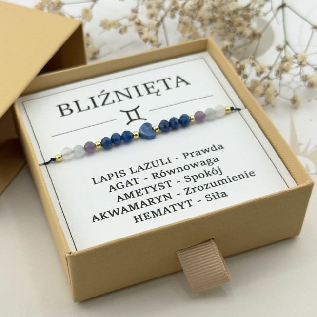 bransoletka zodiakalna dla bliźniąt z granatowym serduszkiem z lapis lazuli w pudełku