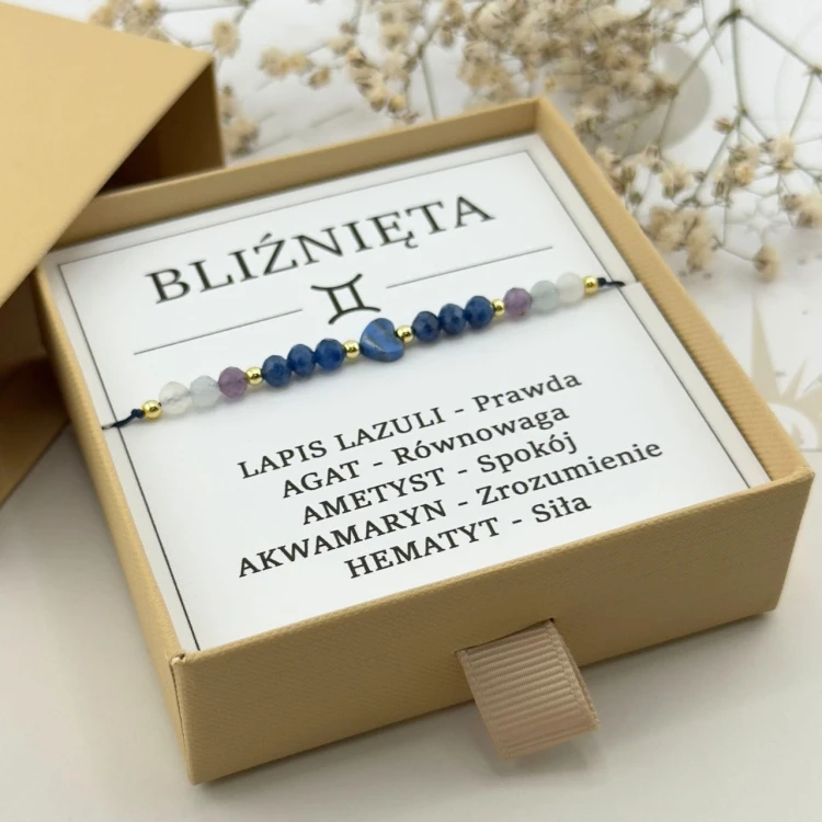 bransoletka zodiakalna dla bliźniąt z granatowym serduszkiem z lapis lazuli w pudełku