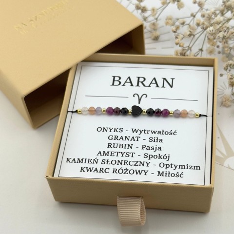 damska bransoletka dla znaku zodiaku baran z czarnym sercem z onyksu w pudełku