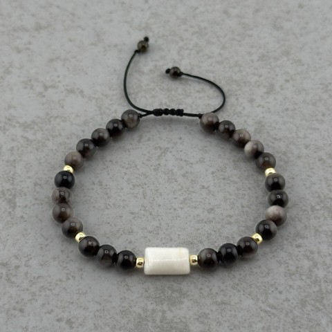 bransoletka męska na sznurku z kamieni naturalnych czarna z białym wałkiem złote dodatki