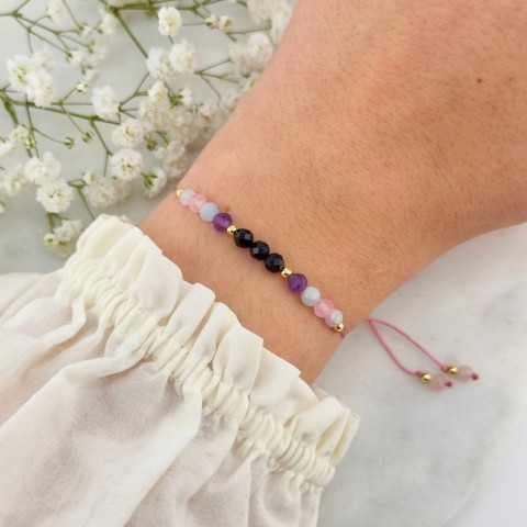 bransoletka zodiakalna dla ryb na sznurku z turmalinem sodalitem ametystem na ręce