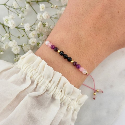 bransoletka zodiakalna na sznurku z kamieni naturalnych dla wodnika na ręce