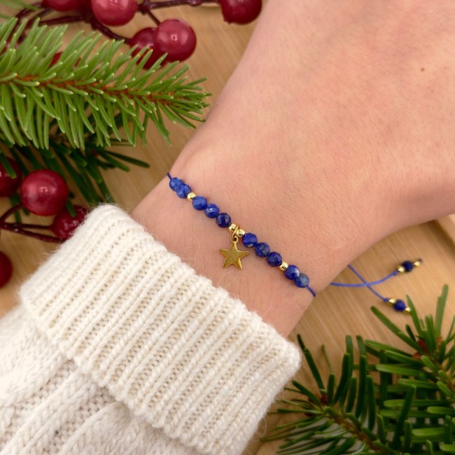 bransoletka na święta na sznurku z kamieni naturalnych lapis lazuli z zawieszką gwiazdki na ręce