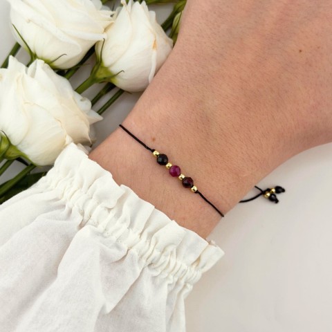 bransoletka życzę ci na czarnym sznurku z kamienia turmalin granat na ręce