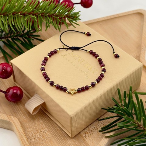 świąteczna bransoletka z granatu i złotą gwiazdką z hematytu na sznurku