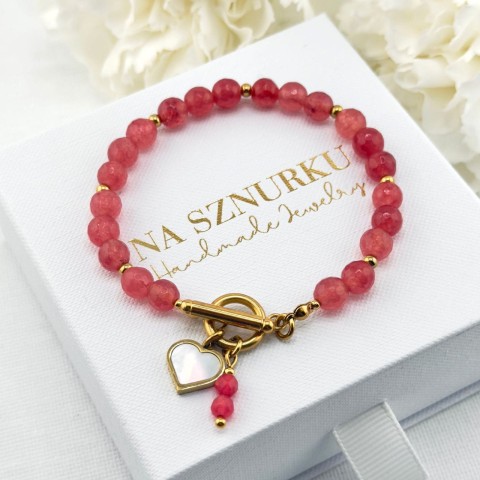 damska bransoletka z truskawkowego jadeitu z toggle i zawieszką serca