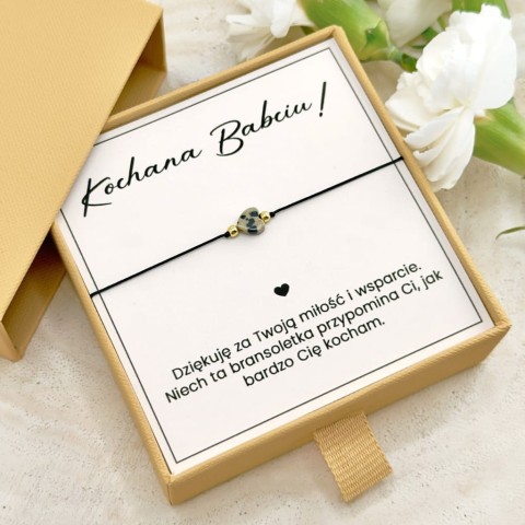 delikatna bransoletka dla babci z serduszkiem z jaspisu dalmatyńskiego