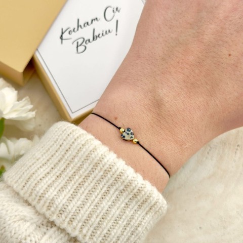 bransoletka dla babci z sercem z jaspisu dalmatyńskiego na ręce