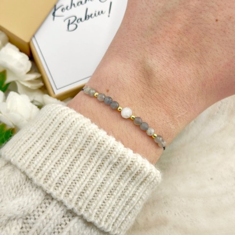 bransoletka dla babci z kamienia księżycowego i labradorytu na ręce