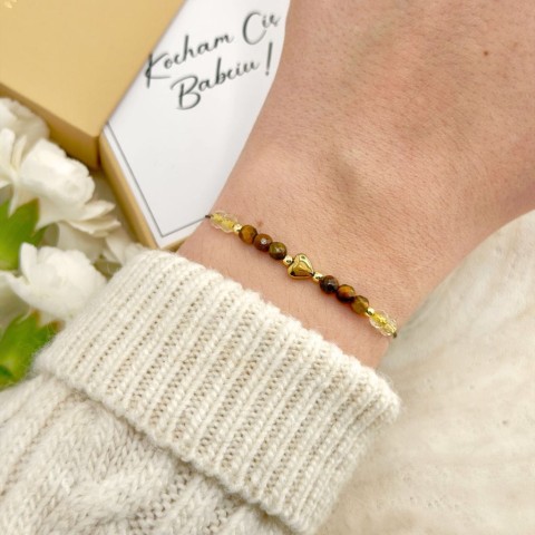 bransoletka dla babci z serduszkiem z tygrysiego oka i cytrynu na ręce