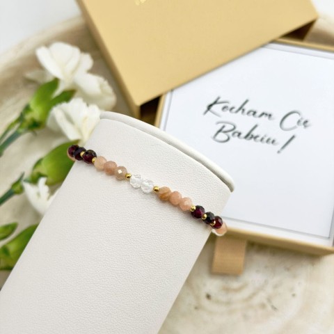 bransoletka z kamieni naturalnych z dedykacją kocham cię babciu na wałku