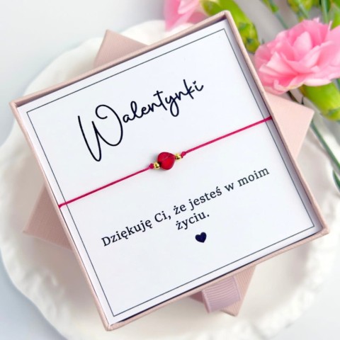 delikatna bransoletka z serduszkiem na sznurku na walentynki