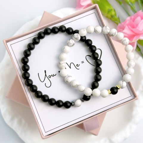 bransoletki dla pary na gumce z kamieni naturalnych howlitu i onyksu