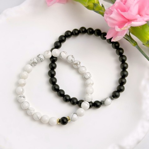 pasujące dwie bransoletki dla pary z kamienia onyksu i howlitu na gumce