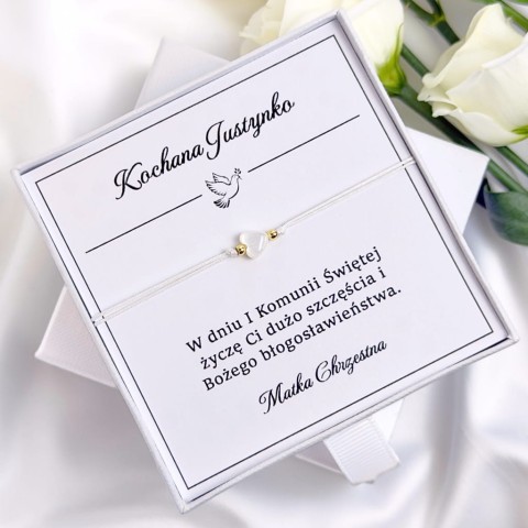 delikatna bransoletka z jednym sercem i złotymi kulkami na komunię