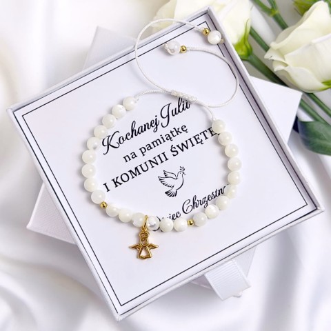 biała bransoletka komunijna na sznurku z aniołkiem dla dziewczynki