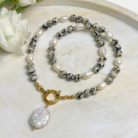 choker z jaspisu dalmatyńskiego i pereł z zawieszką perły barokowej