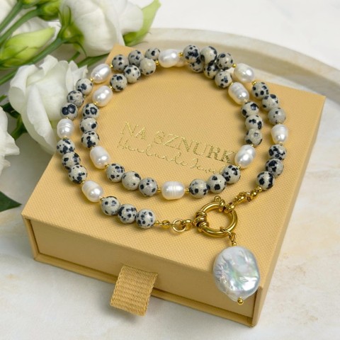 naszyjnik z jaspisu dalmatyńskiego i pereł z zawieszką perły barokowej