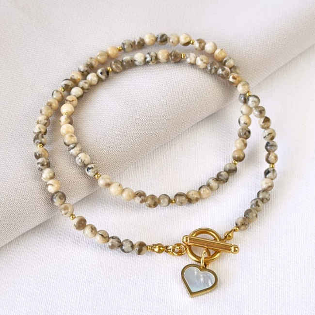 beżowy choker z kamienia naturalnego z zawieszką serduszka i zapięciem toggle
