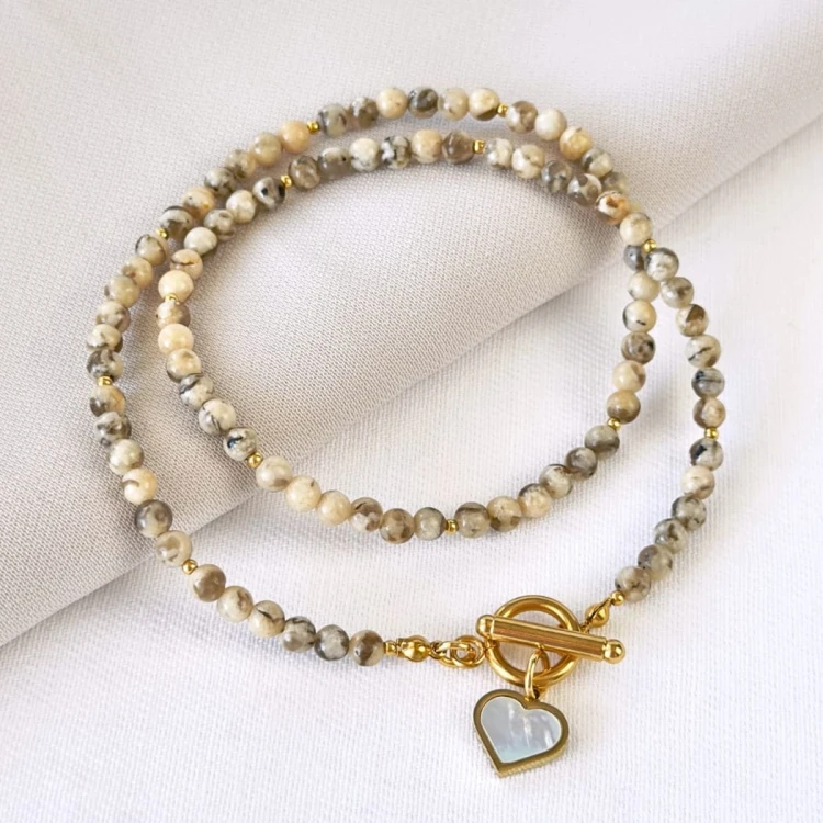 beżowy choker z kamienia naturalnego z zawieszką serduszka i zapięciem toggle