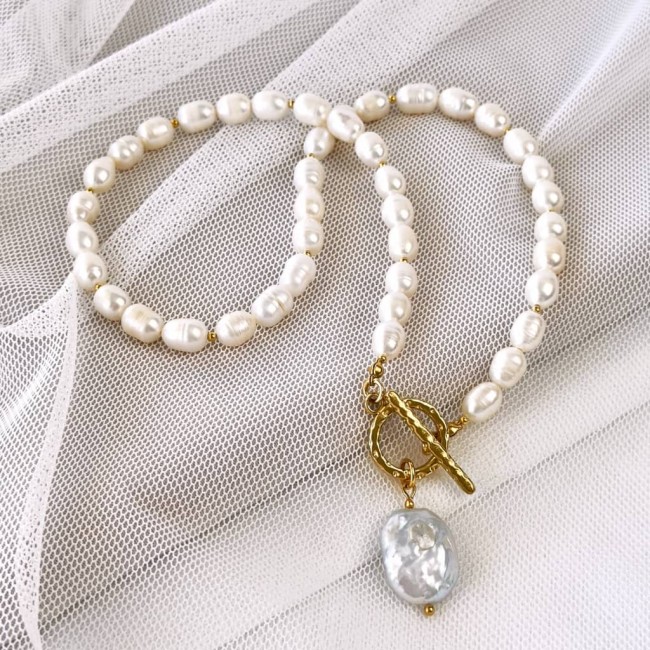 mleczny naszyjnik z pereł nieregularnych i zawieszką perły baroque
