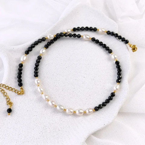 naszyjnik z pereł naturalnych i czarnego turmalinu z złotymi kulkami