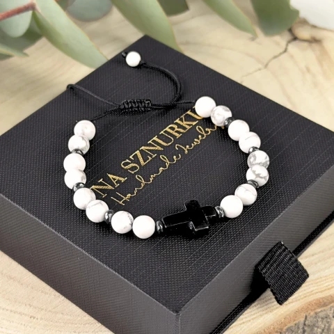 bransoletka komunijna dla chłopca na sznurku z białego howlitu z krzyżem