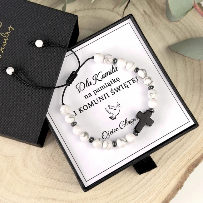 biała bransoletka dla chłopca na sznurku z howlitu i hematytu z krzyżem