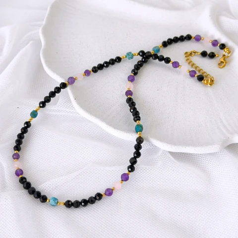 czarny naszyjnik z kamieni naturalnych fasetowanych z bryłkami apatytu