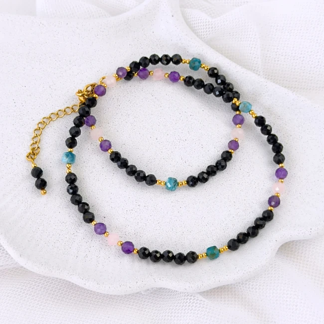 naszyjnik z turmalinu z kwadratowymi kamieniami apatytu zapinany