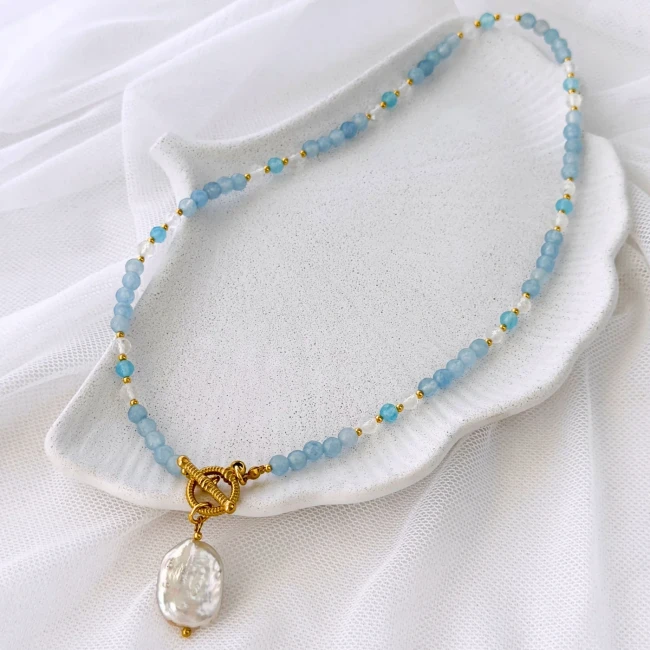 błękitny choker z jadeitu i kryształu górskiego z zawieszką perły