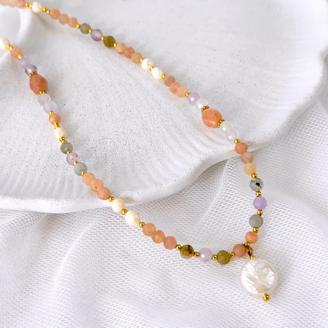 naszyjnik z perłą barokową i kamieni naturalnych z pozłacanej stali