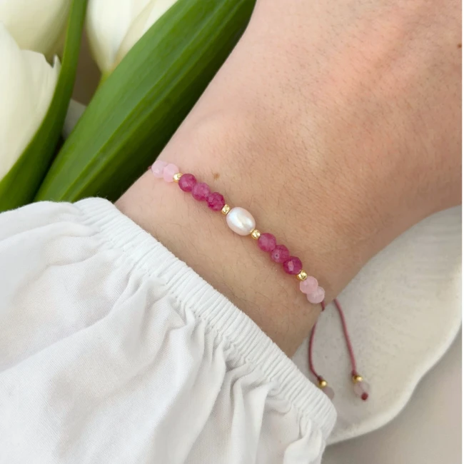 różowa bransoletka na sznurku z perłą turmalin kwarc różowy na ręce