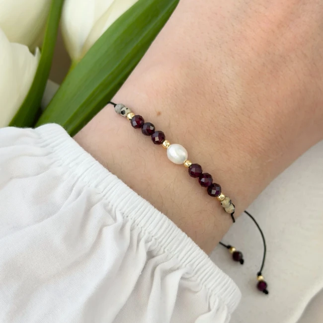 bransoletka na sznurku z perłą granatem i jaspisem dalmatyńskim