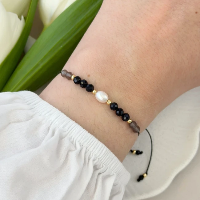 bransoletka urodzinowa z perłą turmalinem i kwarcem dymnym na ręce