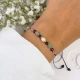 bransoletka z perłą i z kamieni znak zodiaku panna na dłoni